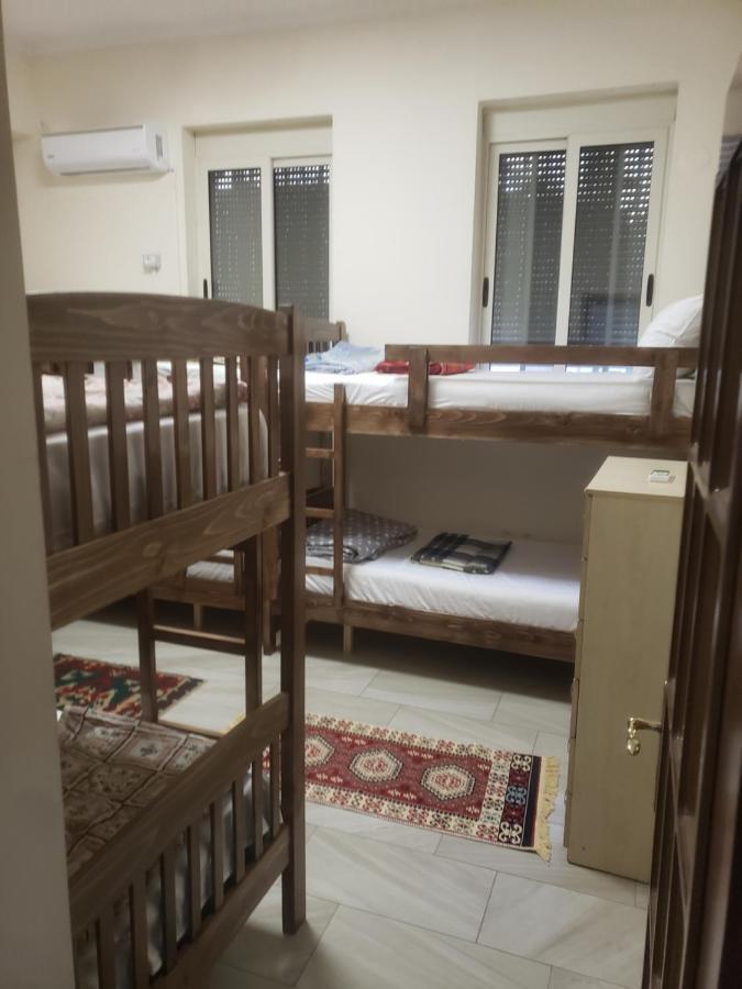 Hostel Oakland Tiranë Ngoại thất bức ảnh