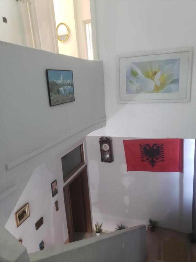 Hostel Oakland Tiranë Ngoại thất bức ảnh