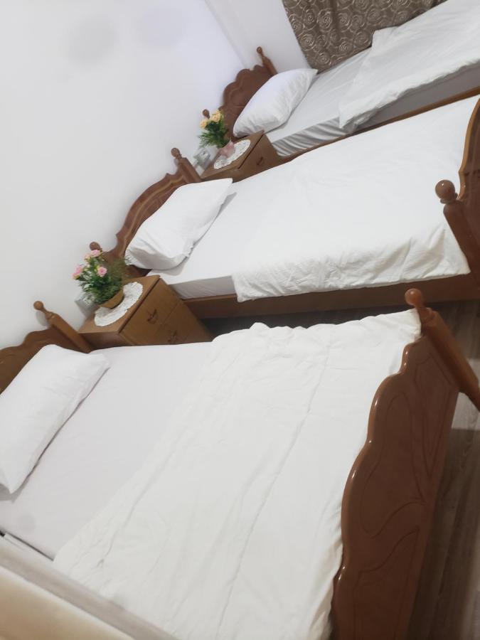 Hostel Oakland Tiranë Ngoại thất bức ảnh