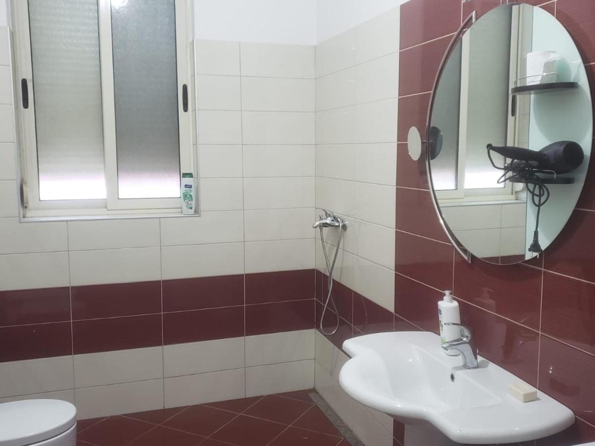 Hostel Oakland Tiranë Ngoại thất bức ảnh