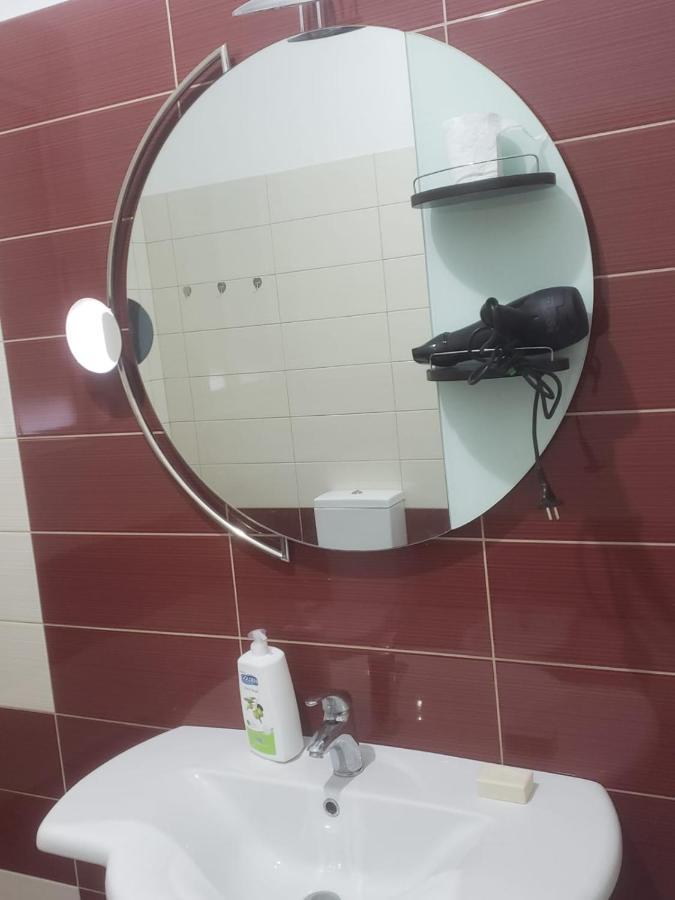 Hostel Oakland Tiranë Ngoại thất bức ảnh