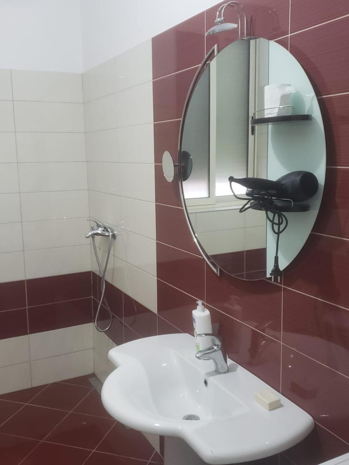 Hostel Oakland Tiranë Ngoại thất bức ảnh